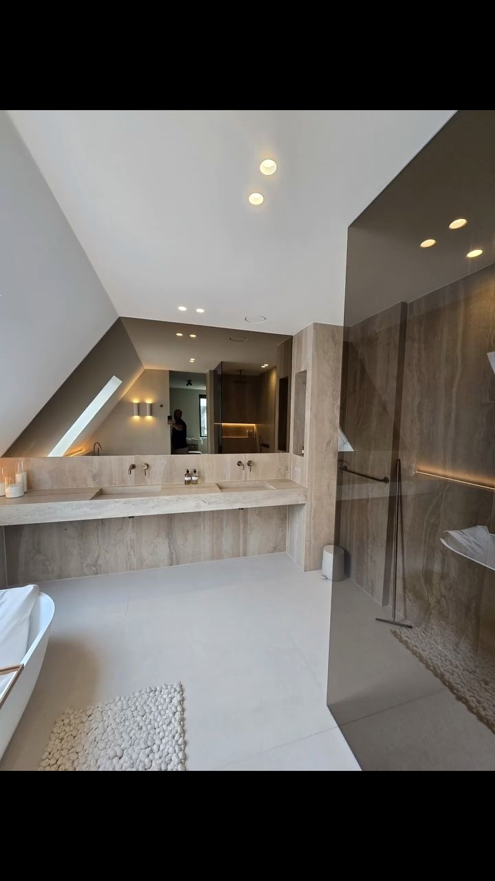 Bathroom with a 280 cm bespoke double basin and continuous tile patterns